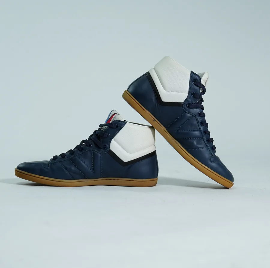 Foto de producto vertical para redes sociales: tenis de bota azul marino, toma 71