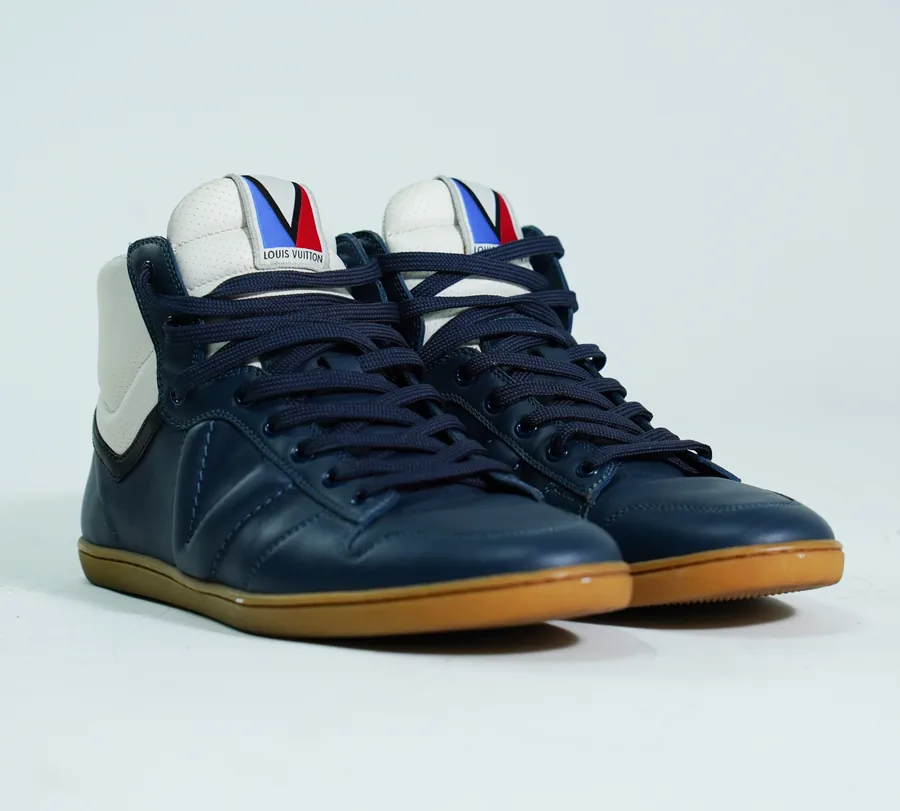 Foto de producto vertical para redes sociales: tenis de bota azul marino, toma 72