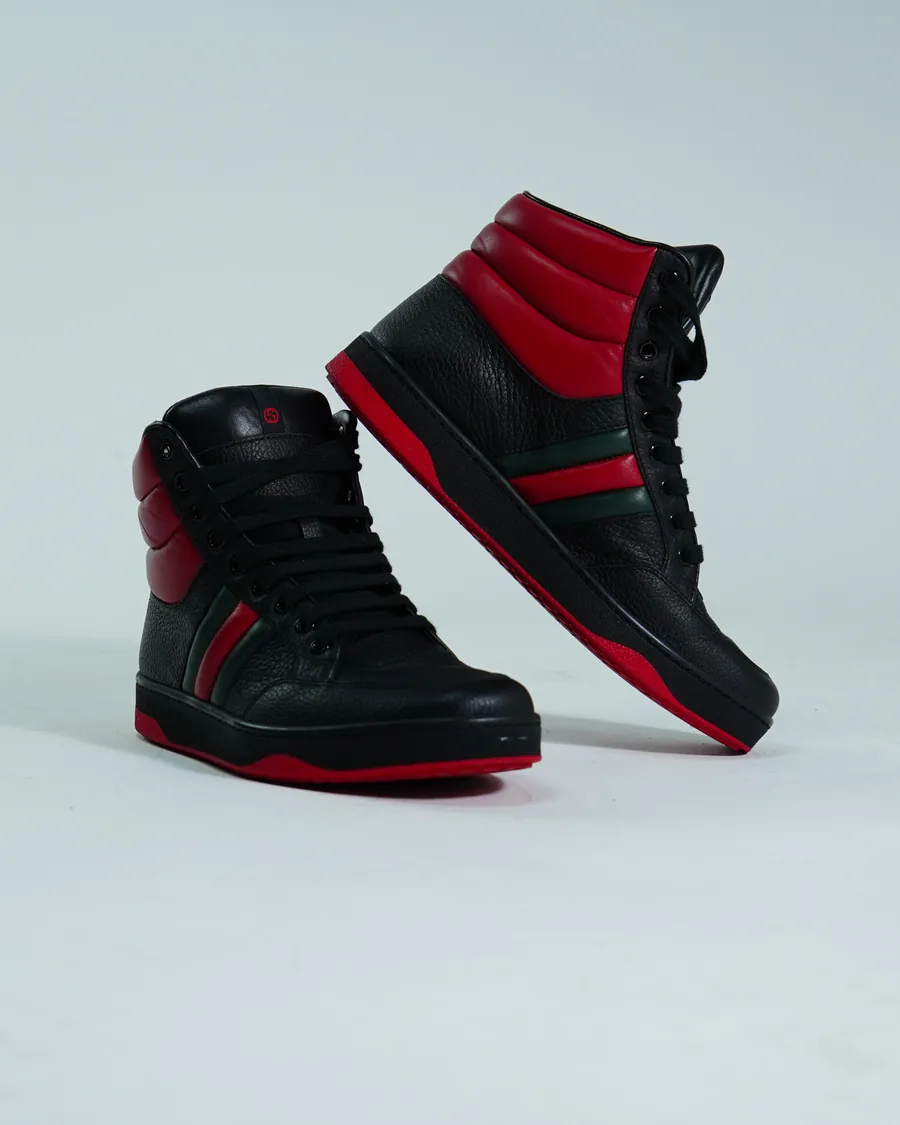 Foto de producto vertical para redes sociales: tenis de bota negro con rojo, toma 8