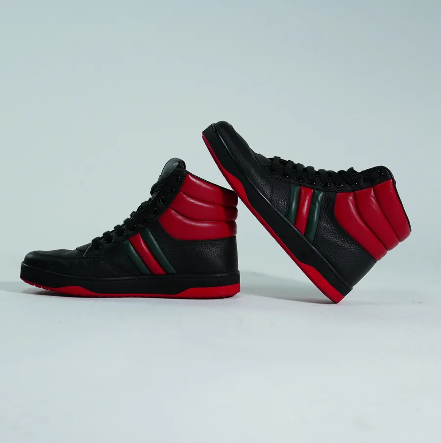 Foto de producto vertical para redes sociales: tenis de bota negro con rojo, toma 9