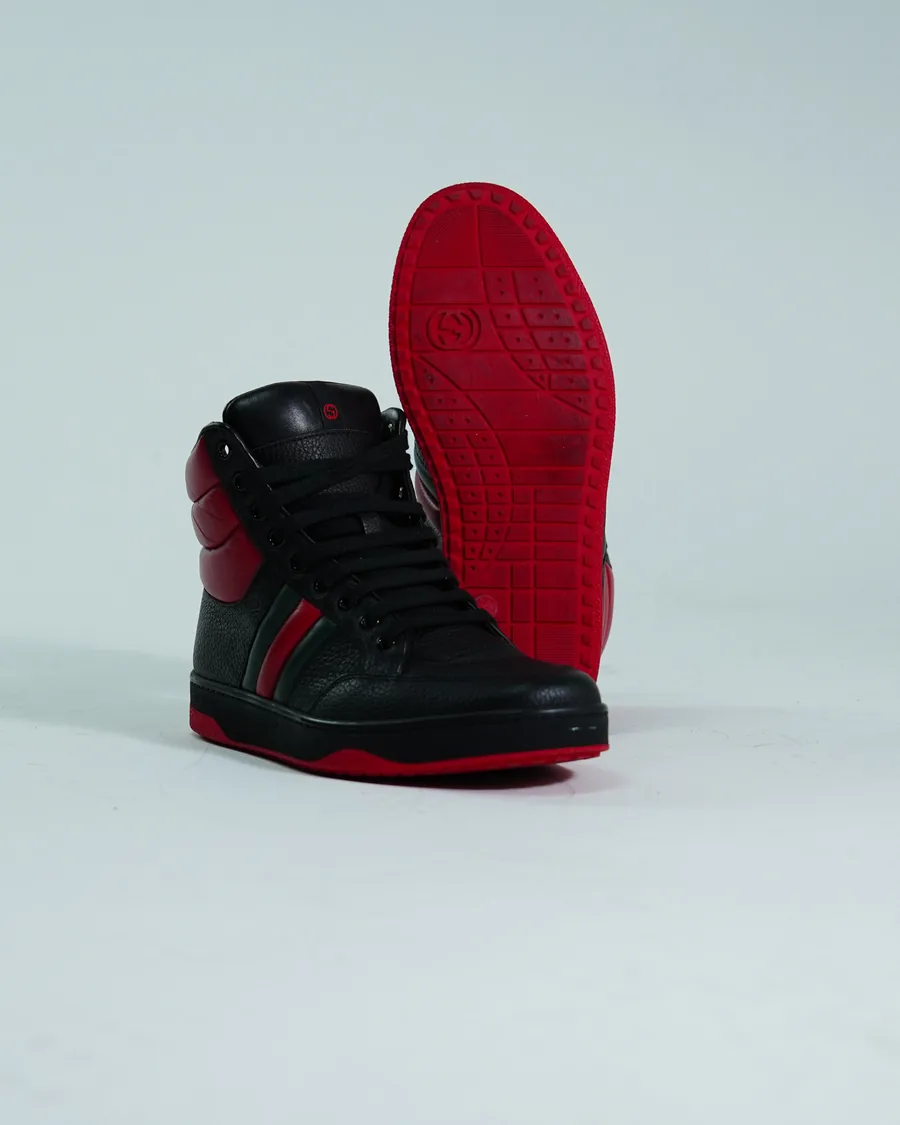 Foto de producto vertical para redes sociales: tenis de bota negro con rojo, toma 10