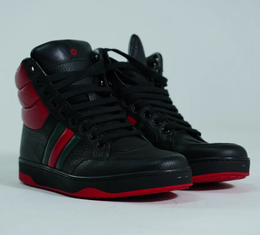 Foto de producto vertical para redes sociales: tenis de bota negro con rojo, toma 11