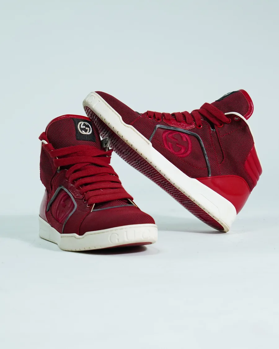 Foto de producto vertical para redes sociales: tenis de bota vino, toma 55