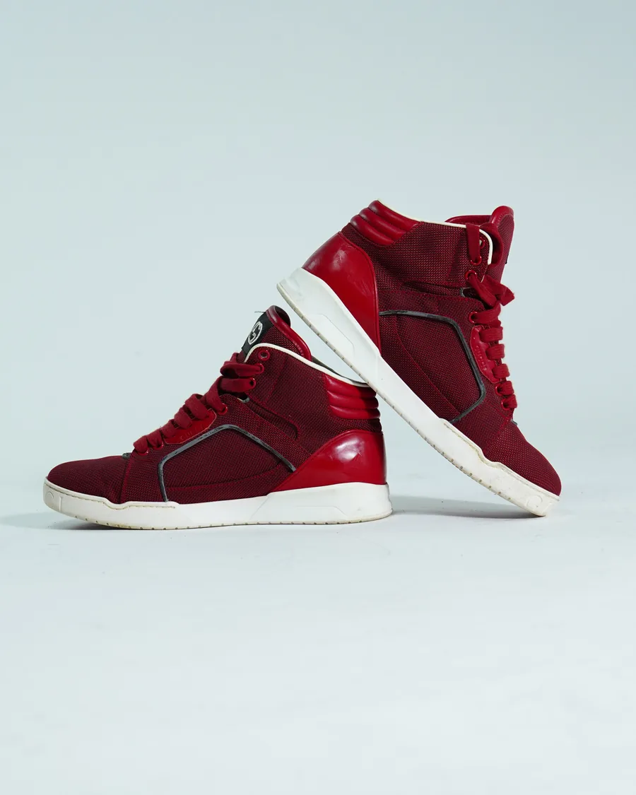 Foto de producto vertical para redes sociales: tenis de bota vino, toma 56