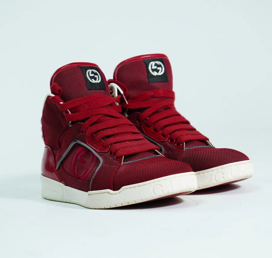 Foto de producto vertical para redes sociales: tenis de bota vino, toma 57