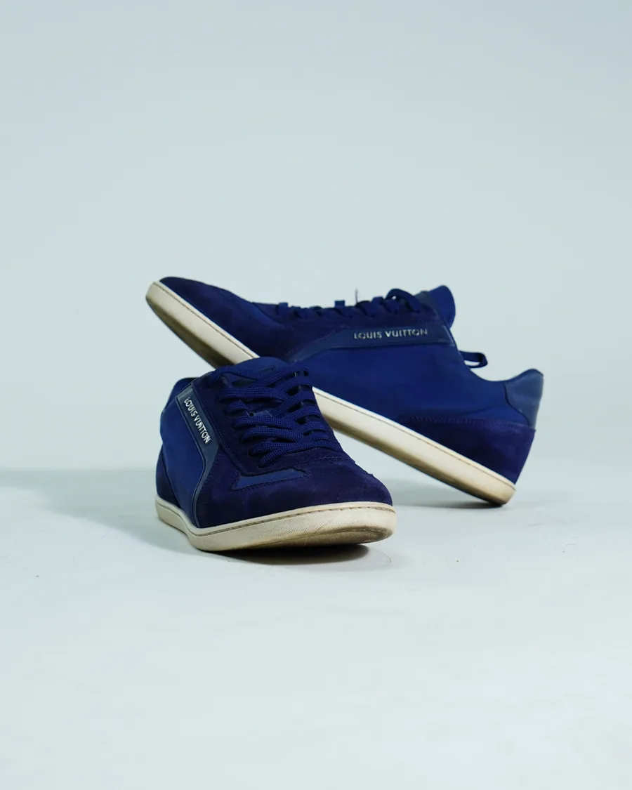 Foto de producto vertical para redes sociales: tenis de gamuza azul marino, toma 25