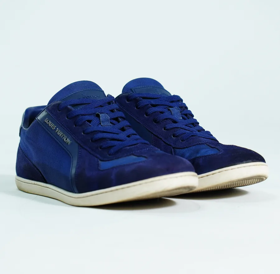 Foto de producto vertical para redes sociales: tenis de gamuza azul marino, toma 26