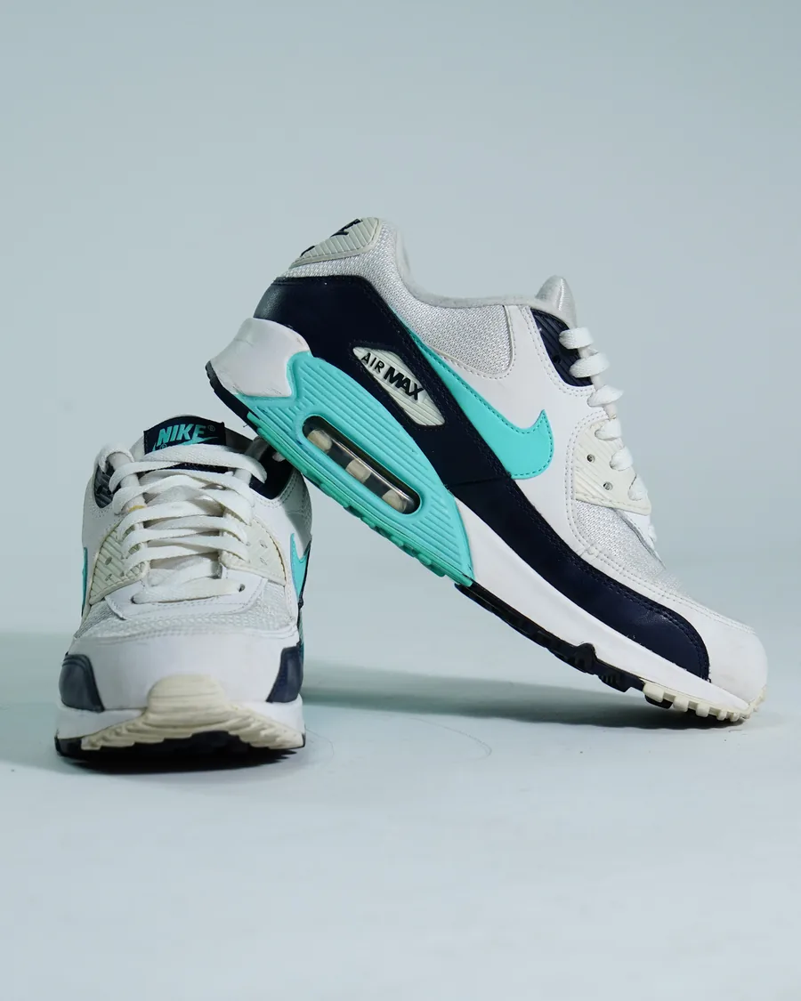 Foto de producto vertical para redes sociales: tenis de gamuza azul marino, toma 27