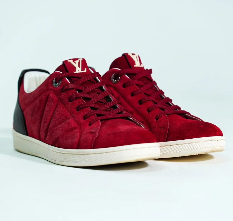 Foto de producto vertical para redes sociales: tenis de gamuza vino, toma 7