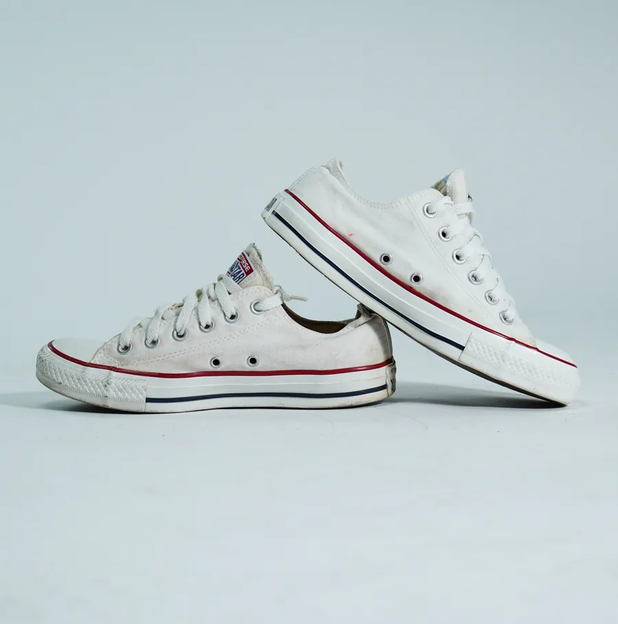 Foto de producto vertical para redes sociales: tenis de lona blancos, toma 59