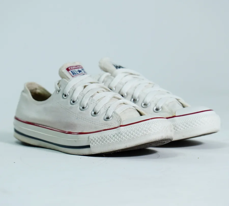 Foto de producto vertical para redes sociales: tenis de lona blancos, toma 60
