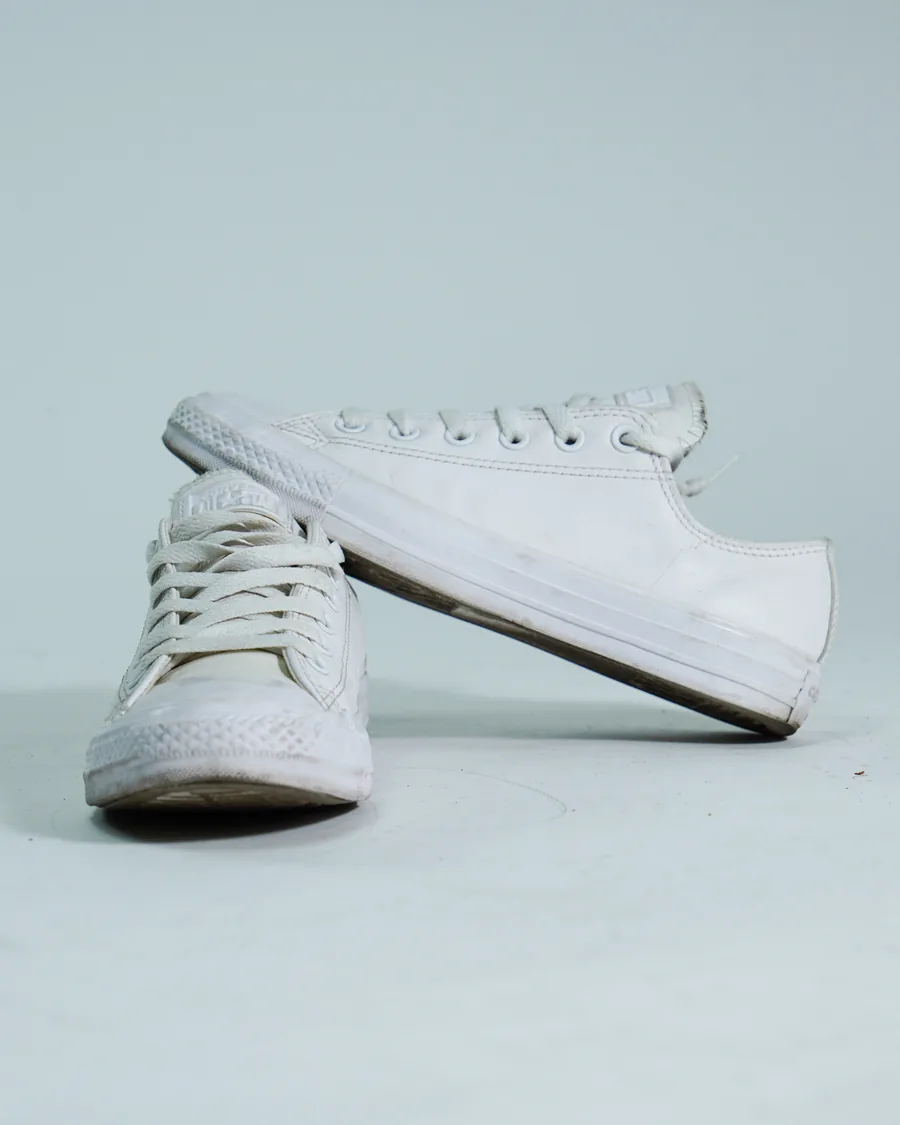 Foto de producto vertical para redes sociales: tenis de lona blancos, toma 61