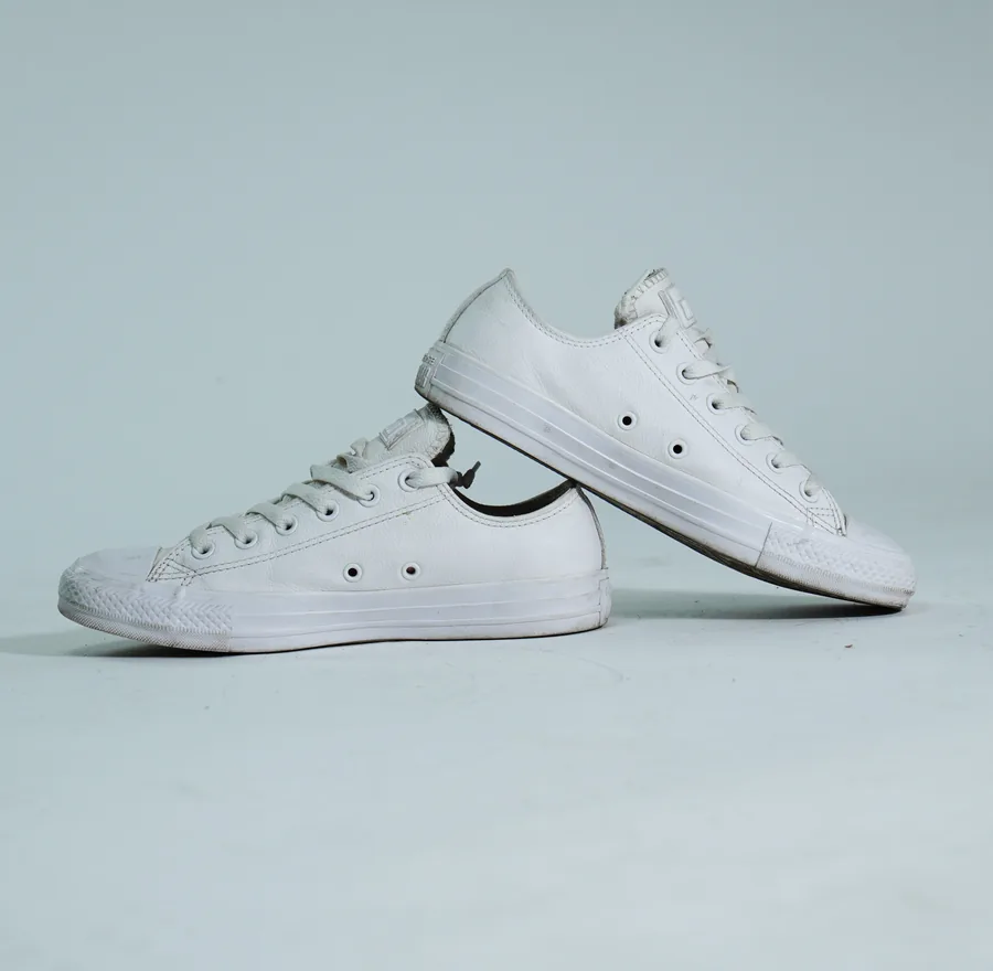 Foto de producto vertical para redes sociales: tenis de lona blancos, toma 62
