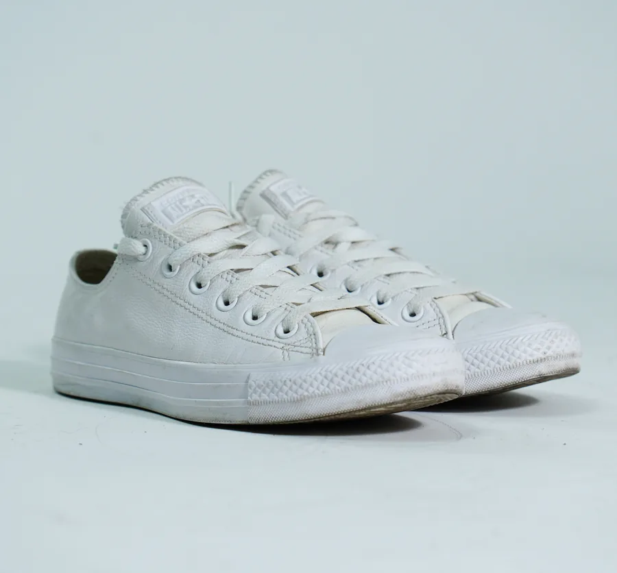Foto de producto vertical para redes sociales: tenis de lona blancos, toma 63