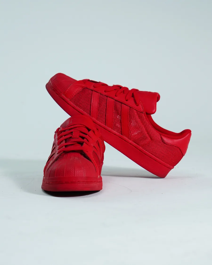 Foto de producto vertical para redes sociales: tenis de lona blancos, toma 64