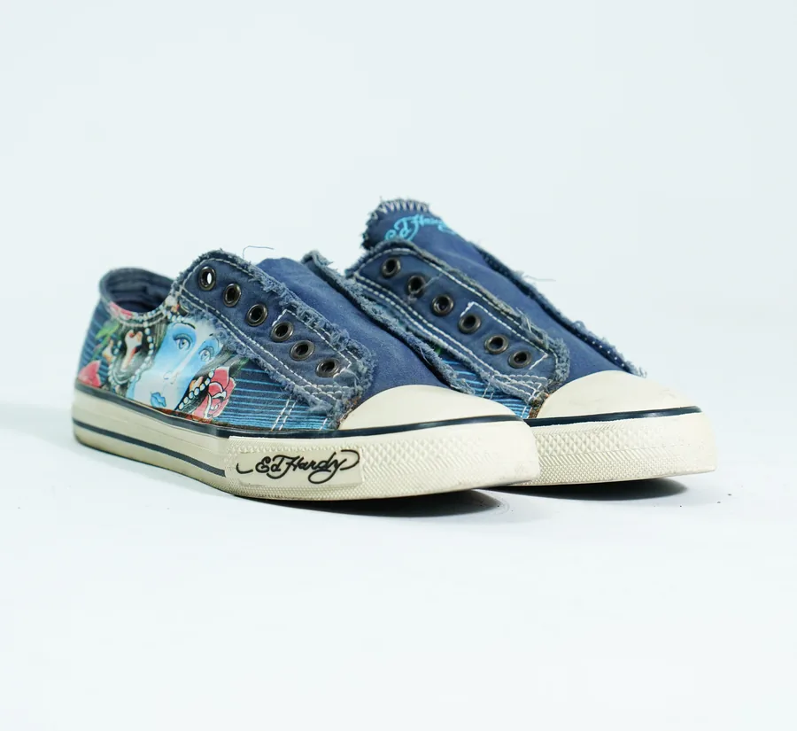 Foto de producto vertical para redes sociales: tenis de mezclilla, toma 143
