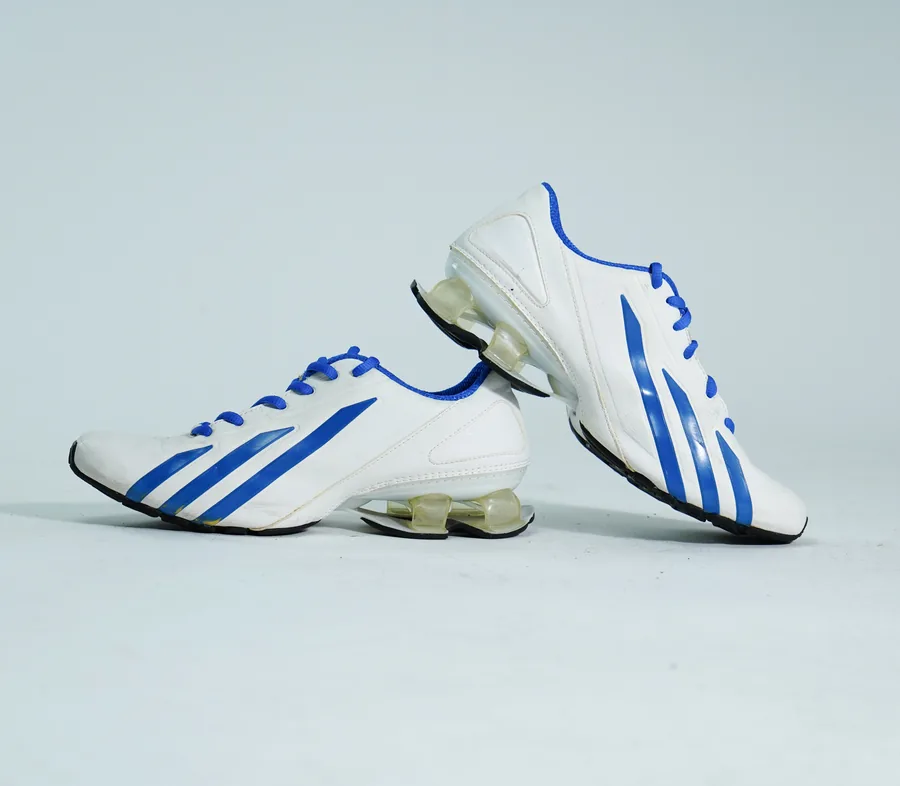 Foto de producto vertical para redes sociales: tenis deportivos blanco con azul, toma 127