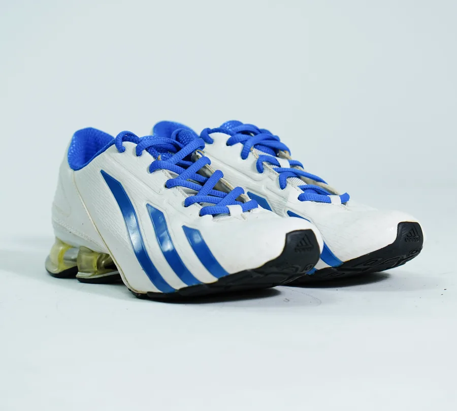 Foto de producto vertical para redes sociales: tenis deportivos blanco con azul, toma 128