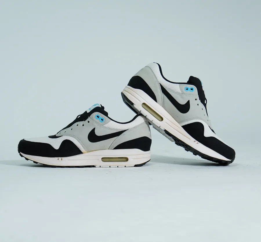 Foto de producto vertical para redes sociales: tenis deportivos blanco con negro, toma 88