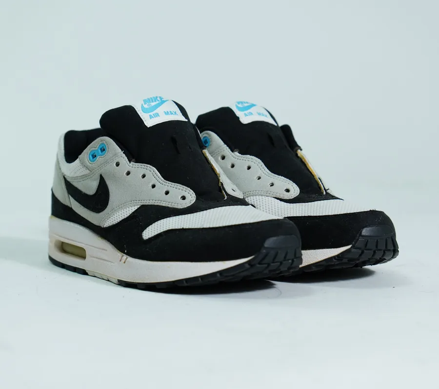 Foto de producto vertical para redes sociales: tenis deportivos blanco con negro, toma 89