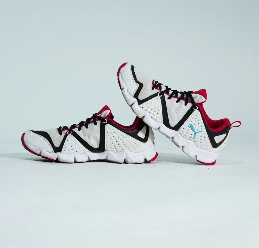 Foto de producto vertical para redes sociales: tenis deportivos blanco con rojo, toma 100