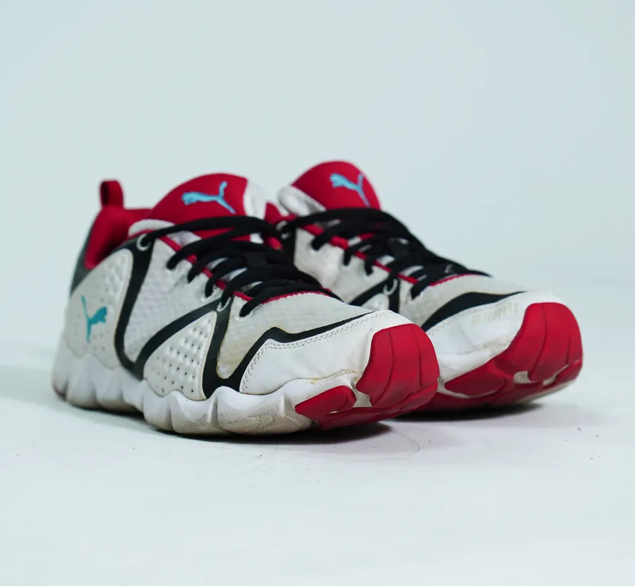 Foto de producto vertical para redes sociales: tenis deportivos blanco con rojo, toma 101