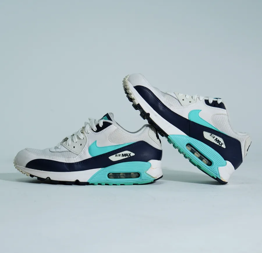 Foto de producto vertical para redes sociales: tenis deportivos blancos con turquesa, toma 28