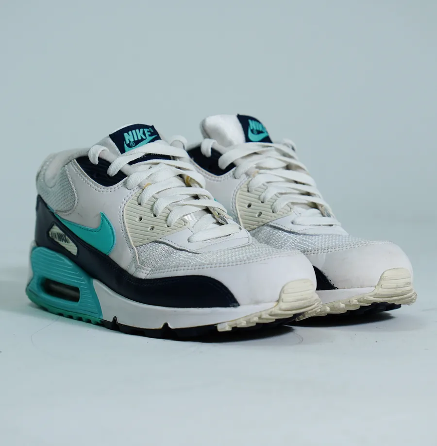 Foto de producto vertical para redes sociales: tenis deportivos blancos con turquesa, toma 29