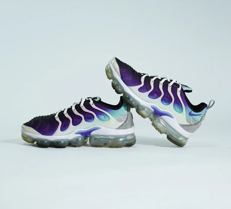Foto de producto vertical para redes sociales: tenis deportivos morados, toma 103