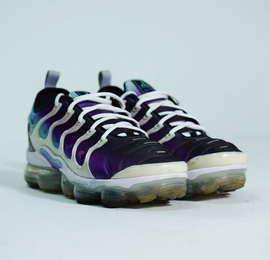 Foto de producto vertical para redes sociales: tenis deportivos morados, toma 104
