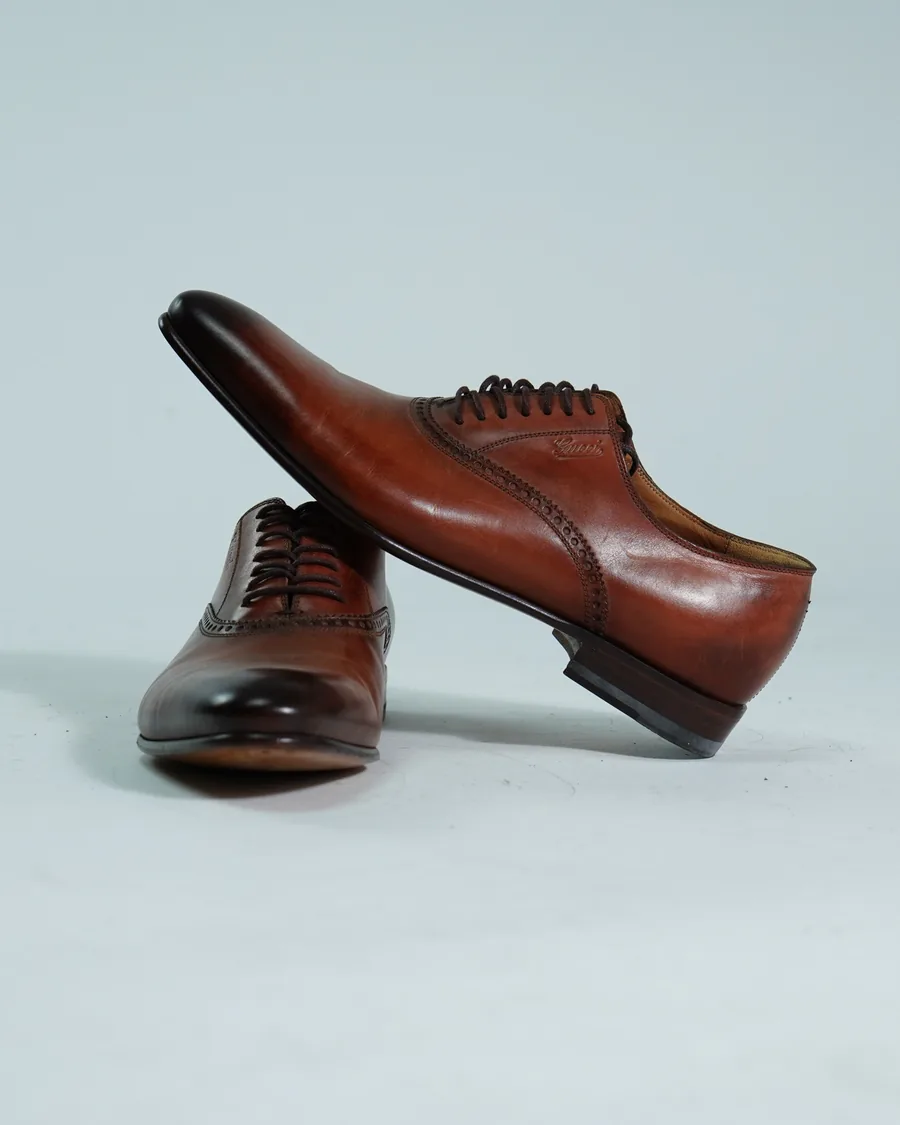 Foto de producto vertical para redes sociales: tenis deportivos morados, toma 105