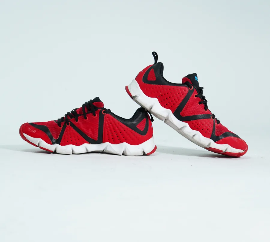 Foto de producto vertical para redes sociales: tenis deportivos rojos, toma 97