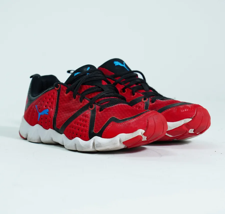 Foto de producto vertical para redes sociales: tenis deportivos rojos, toma 98