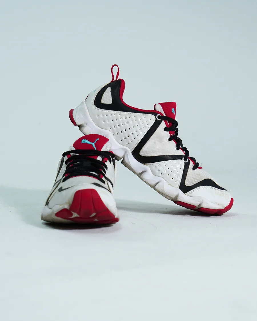Foto de producto vertical para redes sociales: tenis deportivos rojos, toma 99