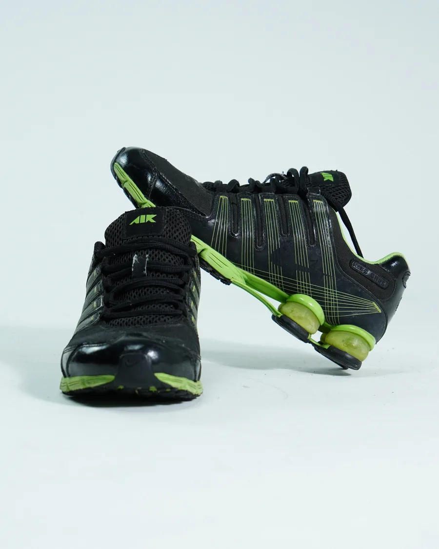 Foto de producto vertical para redes sociales: tenis deportivos verde con negro, toma 94