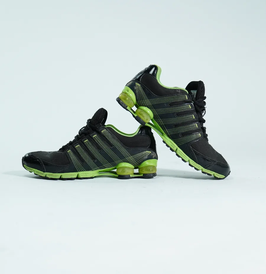 Foto de producto vertical para redes sociales: tenis deportivos verde con negro, toma 95