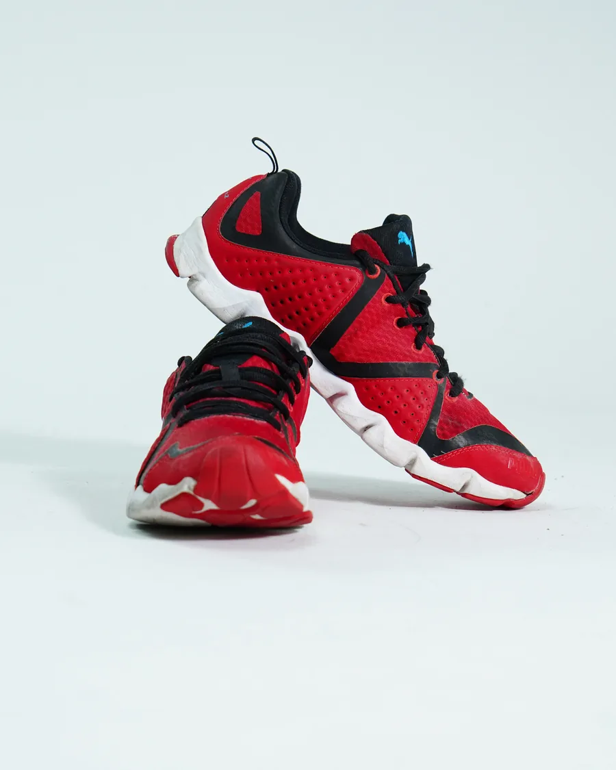 Foto de producto vertical para redes sociales: tenis deportivos verde con negro, toma 96