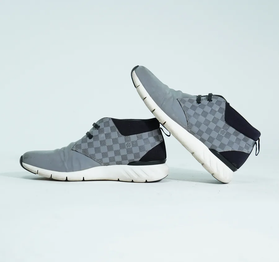 Foto de producto vertical para redes sociales: tenis grises de malla, toma 124