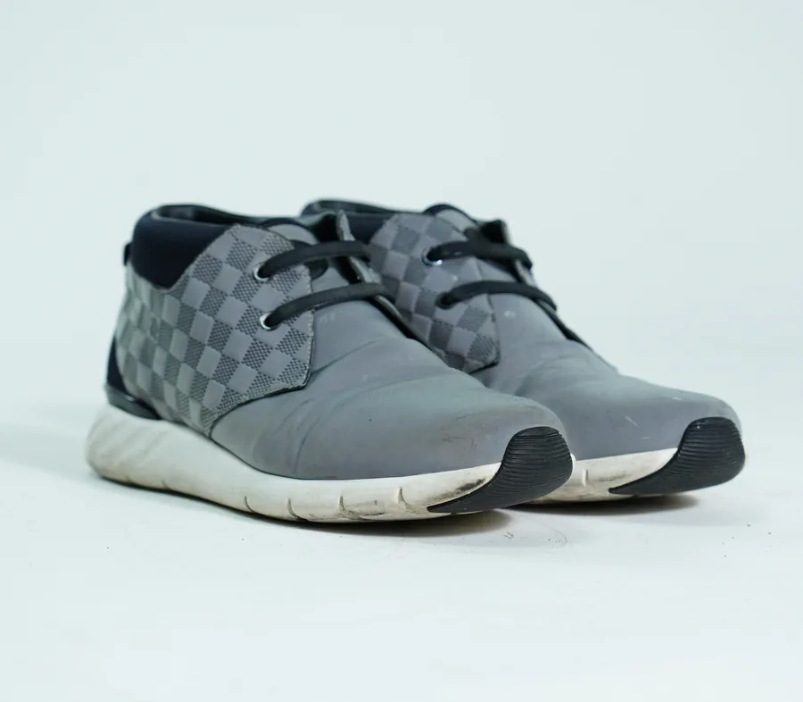 Foto de producto vertical para redes sociales: tenis grises de malla, toma 125