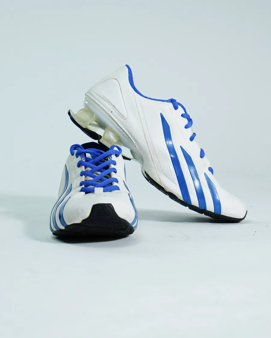 Foto de producto vertical para redes sociales: tenis grises de malla, toma 126