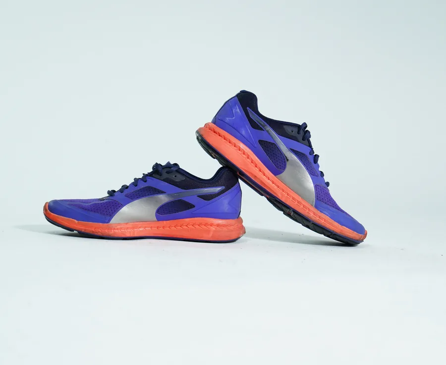 Foto de producto vertical para redes sociales: tenis morados con naranja, toma 136