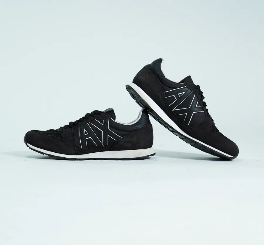 Foto de producto vertical para redes sociales: tenis negros, toma 112