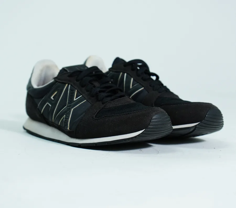 Foto de producto vertical para redes sociales: tenis negros, toma 113