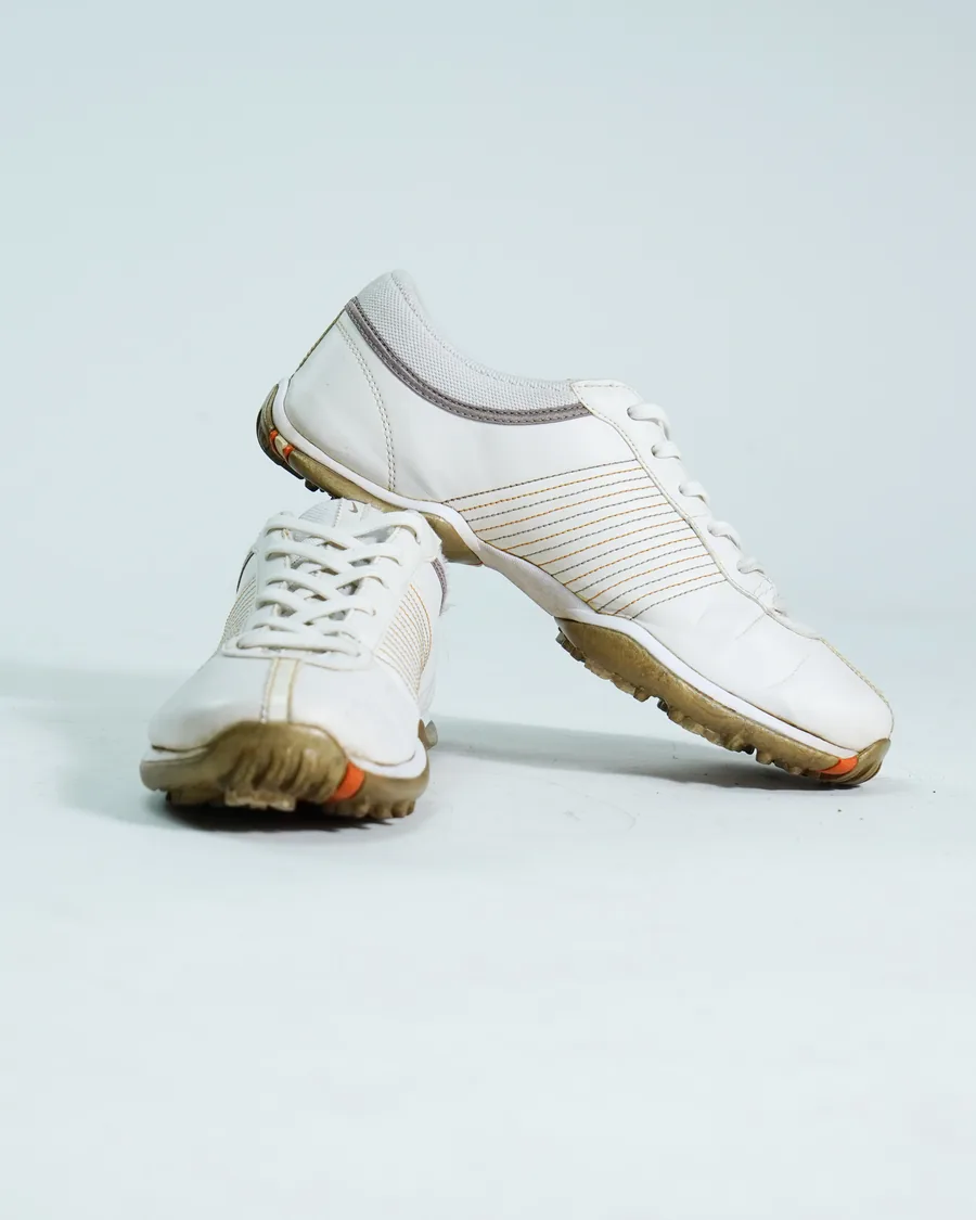 Foto de producto vertical para redes sociales: tenis negros, toma 114