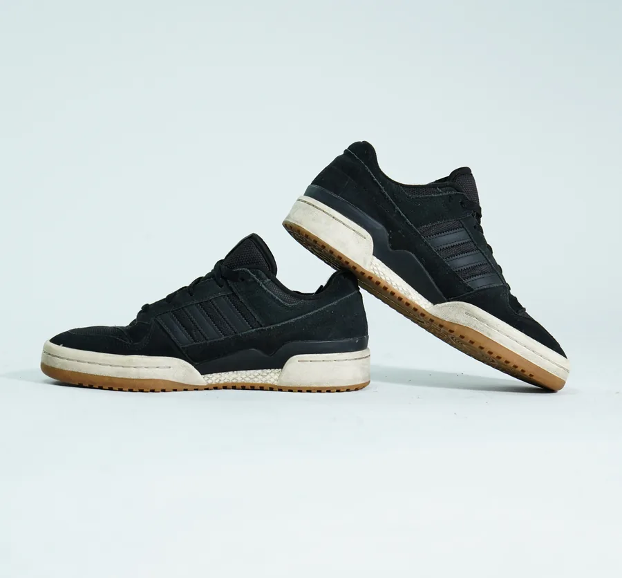 Foto de producto vertical para redes sociales: tenis negros con suela de goma, toma 121