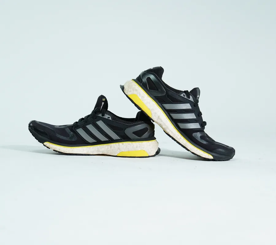 Foto de producto vertical para redes sociales: tenis negros deportivos, toma 133