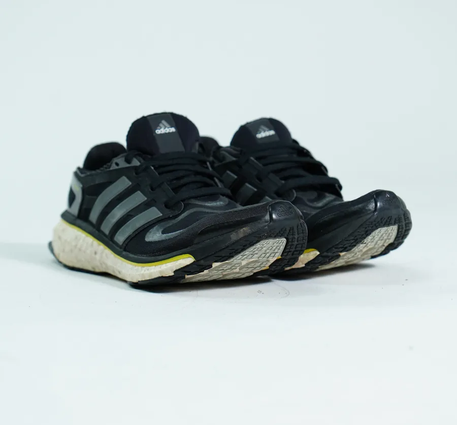 Foto de producto vertical para redes sociales: tenis negros deportivos, toma 134