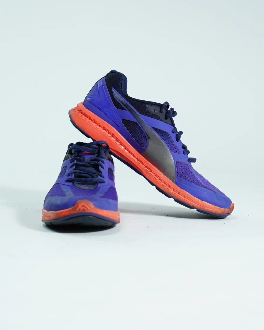 Foto de producto vertical para redes sociales: tenis negros deportivos, toma 135