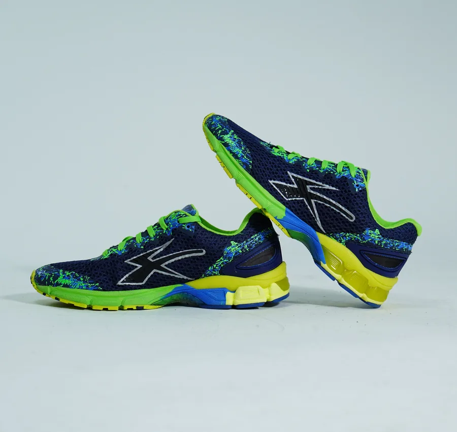 Foto de producto vertical para redes sociales: tenis para correr verde con azul, toma 109