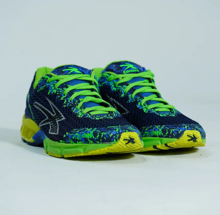 Foto de producto vertical para redes sociales: tenis para correr verde con azul, toma 110